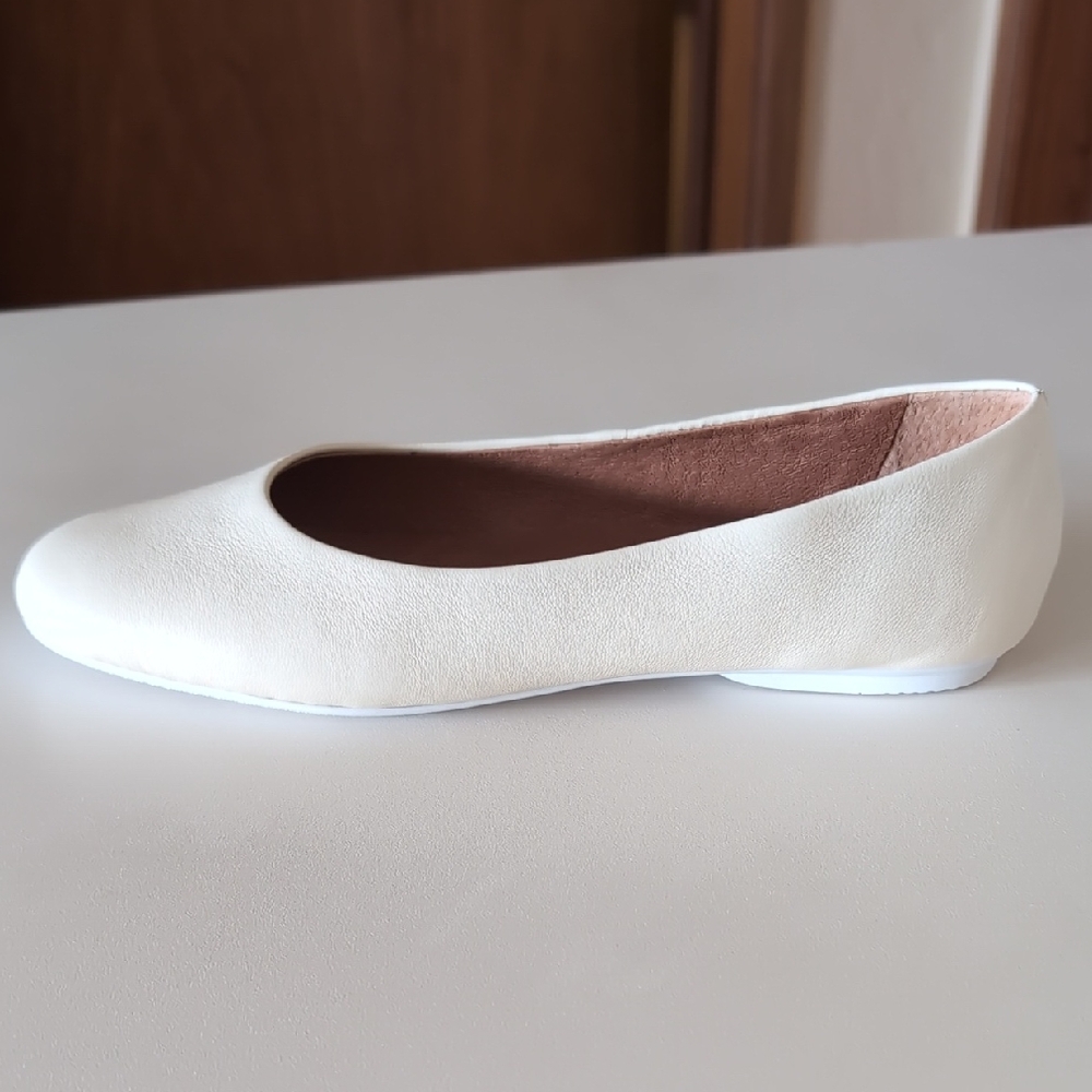Gentle Souls By Kenneth Cole White Women's Eugene Travel Ballet Flats